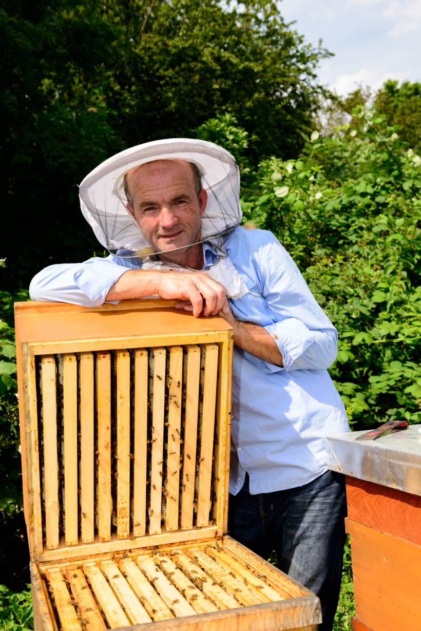 Imker Zoran aus Altenessen bei der Arbeit an den Bienenstöcken